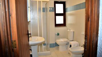Standard Apartment, 2 Bedrooms, Terrace, Beachfront | Bilik Mandi | Pancuran mandi, pengering rambut, bidet