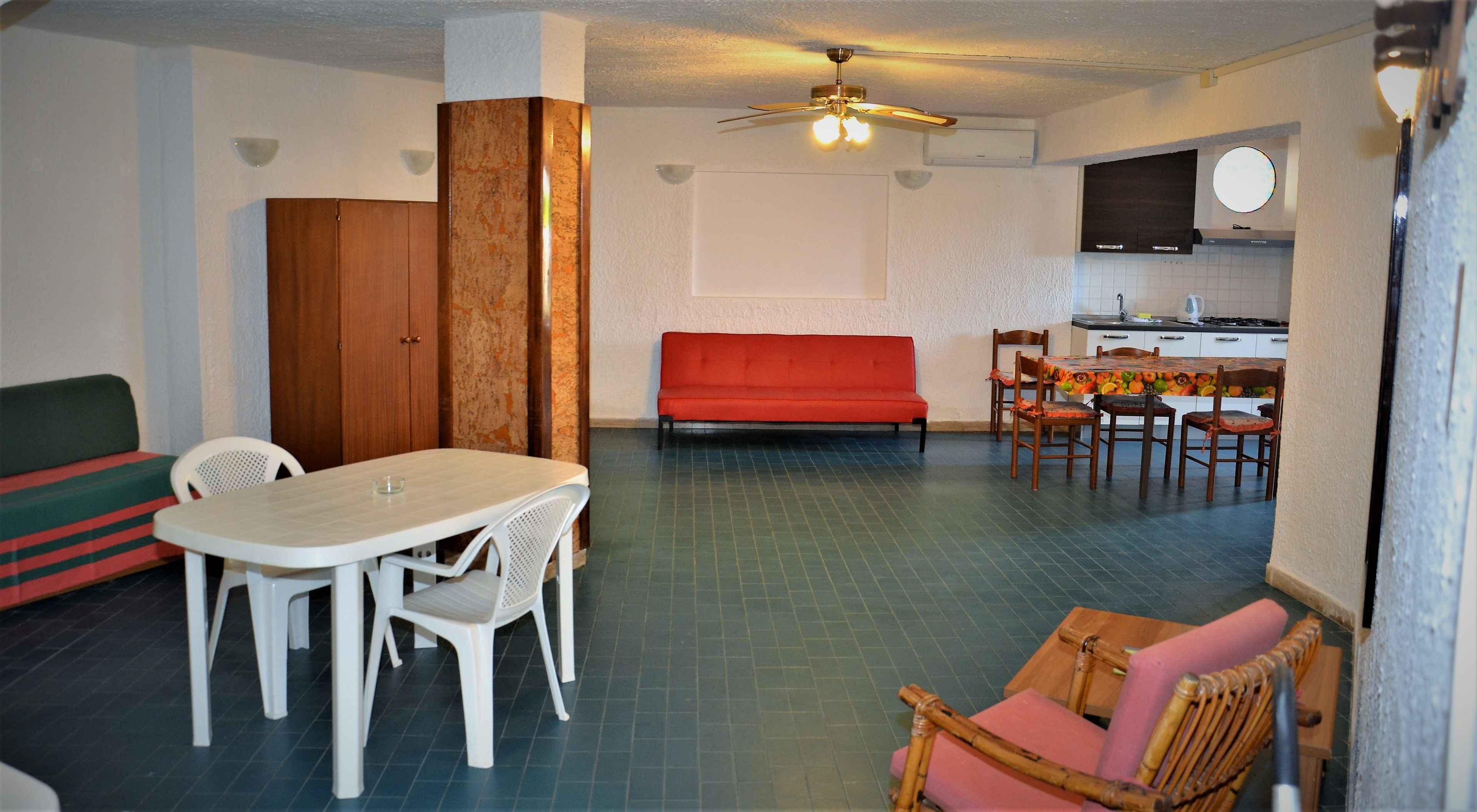 Departamento estándar, 2 habitaciones, Terraza, frente al mar | Área de sala de estar | Televisión de pantalla plana 