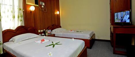 ميني بار ومكتب وستائر تعتيم ومكواة/لوح كي