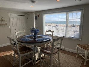 Habitación individual clásica, balcón, vistas parciales al mar | Restauración