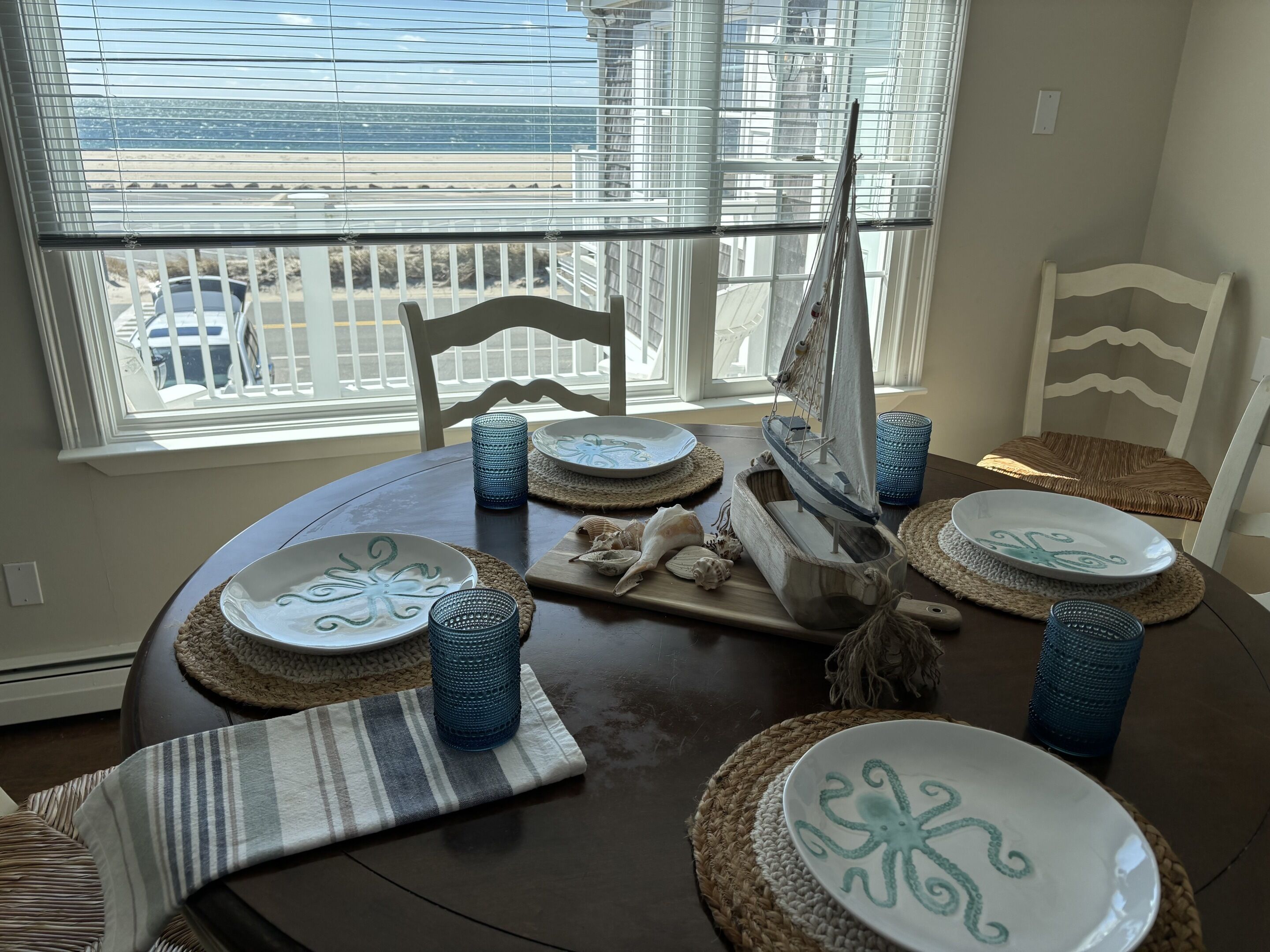 Classic Single Room, Balcony, Partial Ocean View | Dining