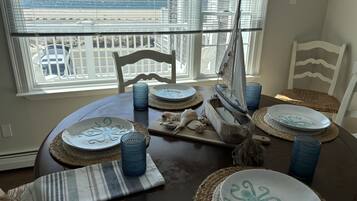 Classic Single Room, Balcony, Partial Ocean View | Dining