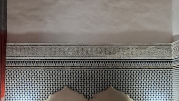 Chambre Supérieure, 1 lit double ou 2 lits jumeaux (Lit Baldaquin - NEJJARINE)