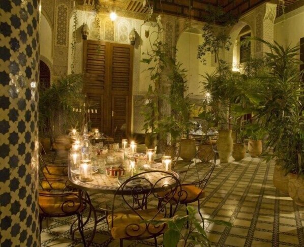 Outdoor dining - Riad Al Bartal (Fes)