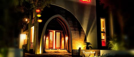 Vista frontal de la propiedad