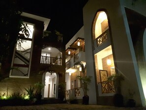 Façade de l’hébergement - soirée/nuit