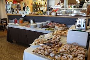 Café da manhã com buffet grátis todos os dias