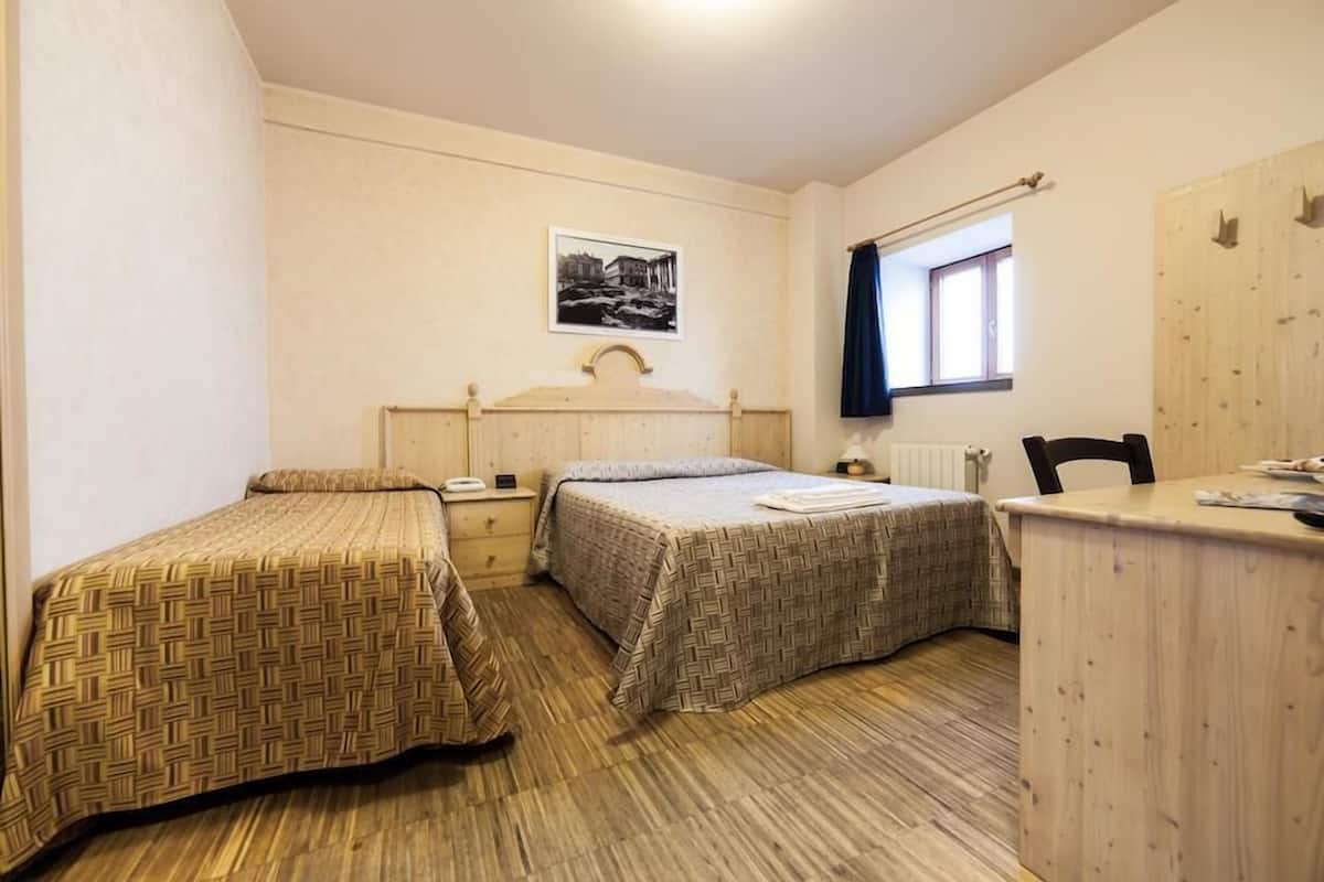 Kamar Triple | Seprai premium, selimut bulu angsa, minibar, dan brankas