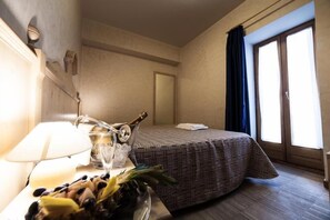 Ropa de cama de alta calidad, cubrecamas y minibar