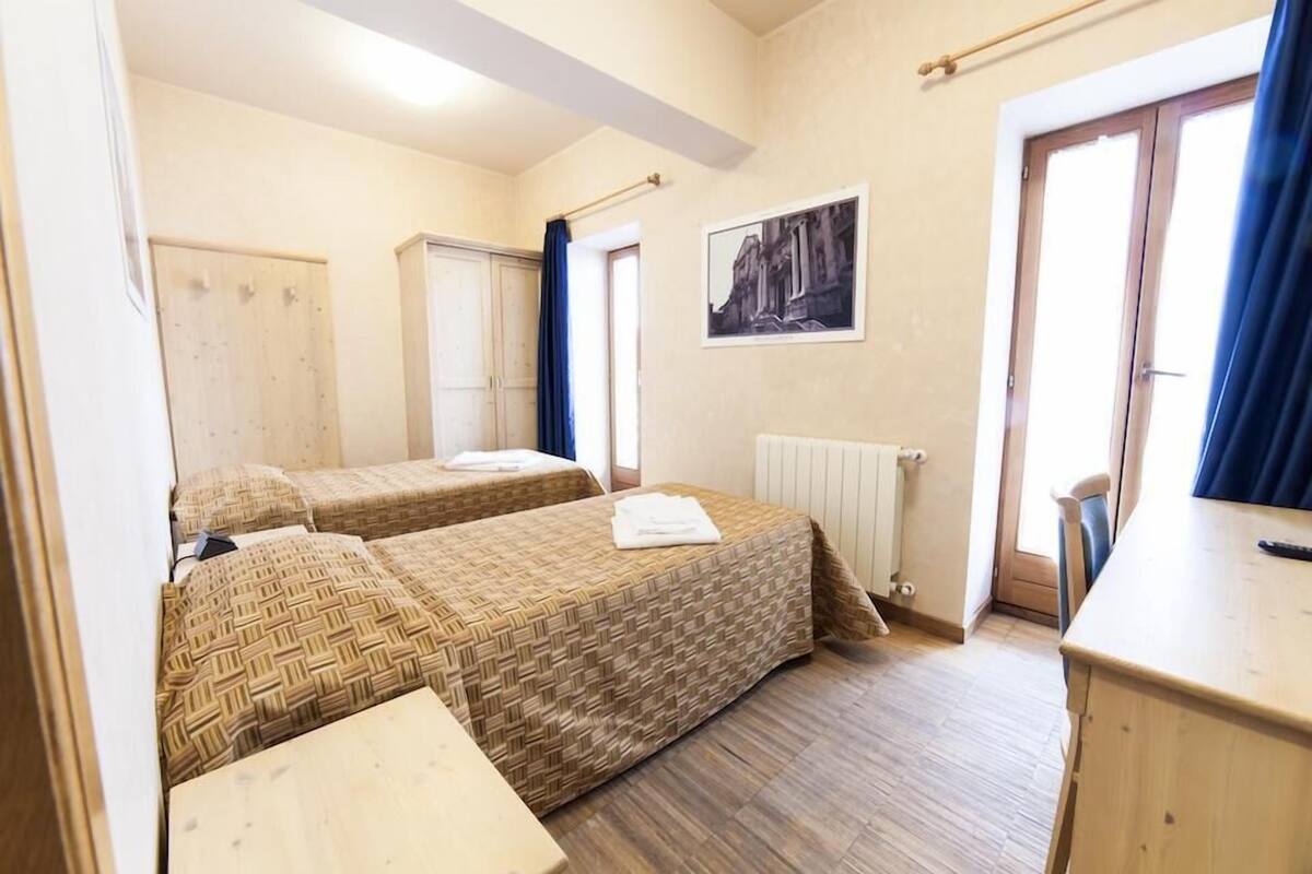 Twin Room (2 Single Beds)