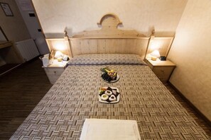 Quarto quádruplo | Roupas de cama premium, edredons de pluma, frigobar, cofres nos quartos