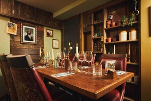 S'hi serveixen esmorzars, sopars i plats de cuina britànica 