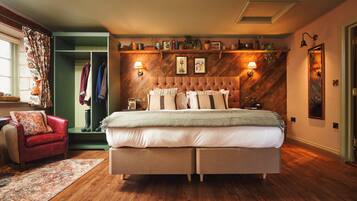 Standaard tweepersoonskamer | Een bureau, een strijkplank/strijkijzer, beddengoed