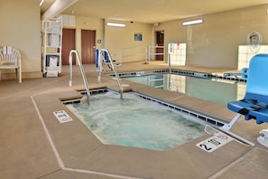 Alberca techada y camastros