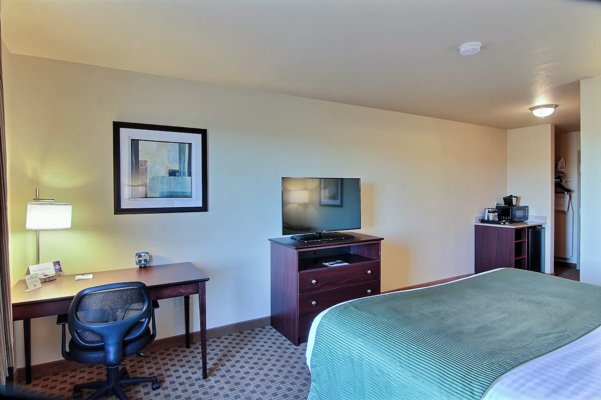 Premium bedding, pillowtop beds, in-room safe, individually decorated