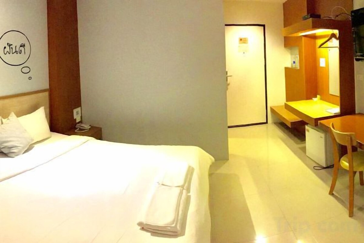 Desk, rollaway beds, free WiFi