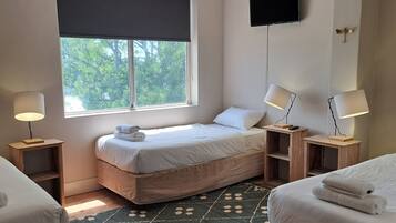 Cortinas blackout, tabla de planchar con plancha y wifi gratis