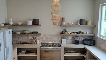 Full-sized fridge, microwave, oven, stovetop