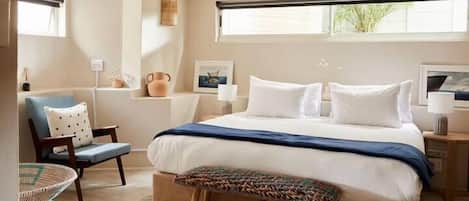 Econo room with detached bathroom | Cortinas blackout, tabla de planchar con plancha y wifi gratis