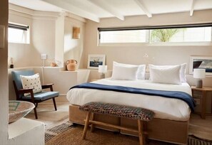 Econo room with detached bathroom