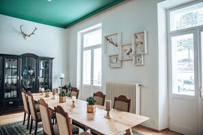 Phục vụ bữa sáng và bữa tối, đặc sản vùng 