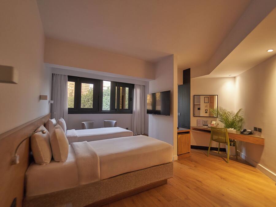 Superior Twin Room | Peti besi dalam bilik, meja, Wi-fi percuma, cadar katil