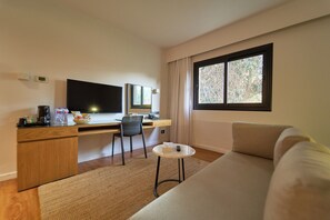 Superior King Room with Sofa | Vista para o jardim