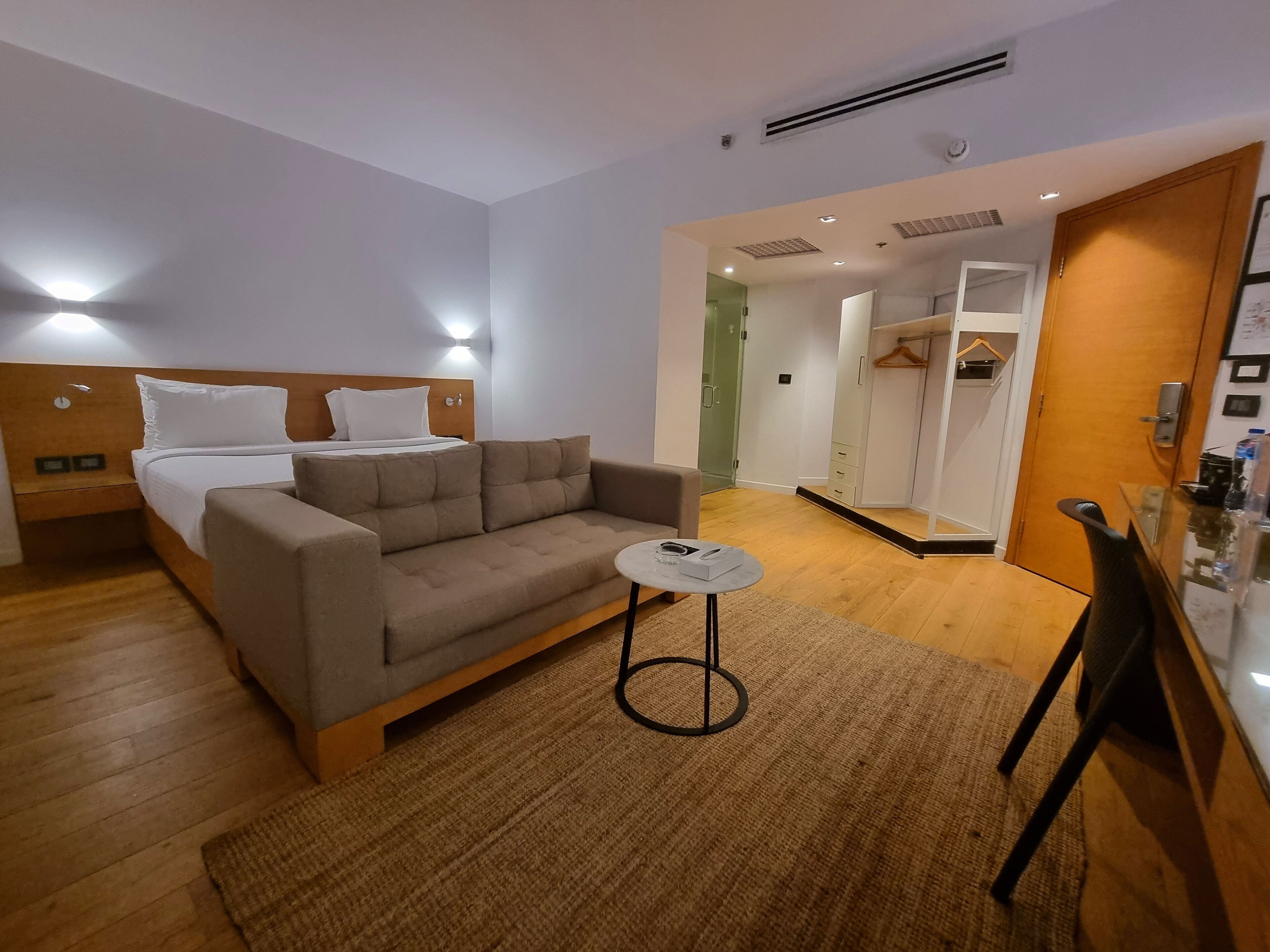 Caja de seguridad en la habitación, escritorio y wifi gratis 