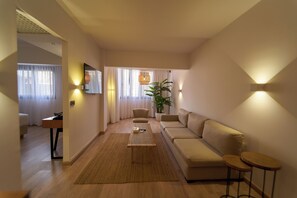 Suíte júnior | Cofres nos quartos, escrivaninha, Wi-Fi de cortesia, roupa de cama