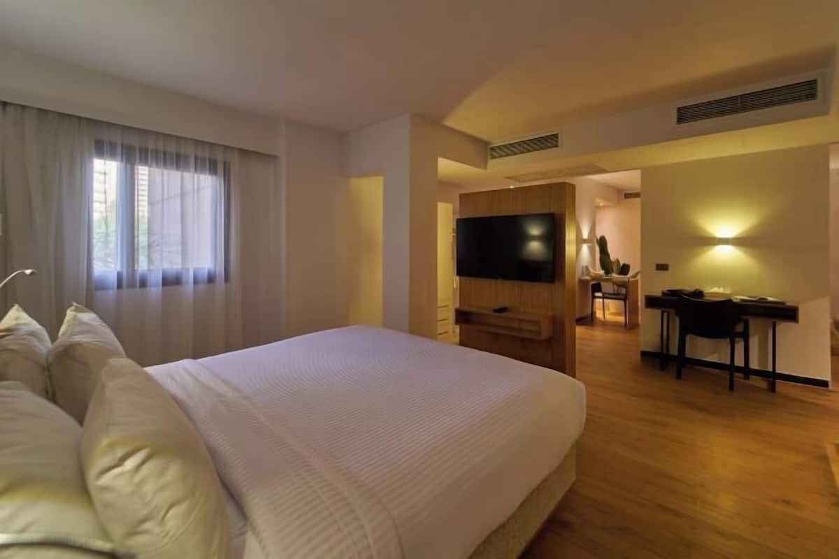 1 多间卧室、客房内保险箱、办公桌、免费 WiFi