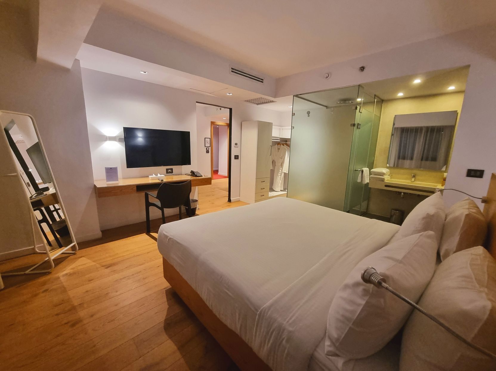 Caja de seguridad en la habitación, escritorio y wifi gratis 
