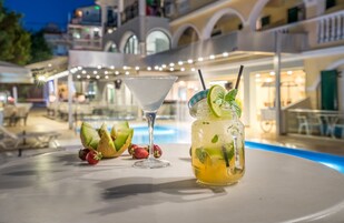 Bar junto a la piscina