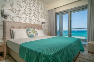 Habitación con 1 cama doble o 2 individuales, 1 cama doble o 2 individuales, balcón, vistas al mar | Caja fuerte, sistema de insonorización, tabla de planchar con plancha