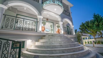 Indtjeknings-/udtjekningsautomat