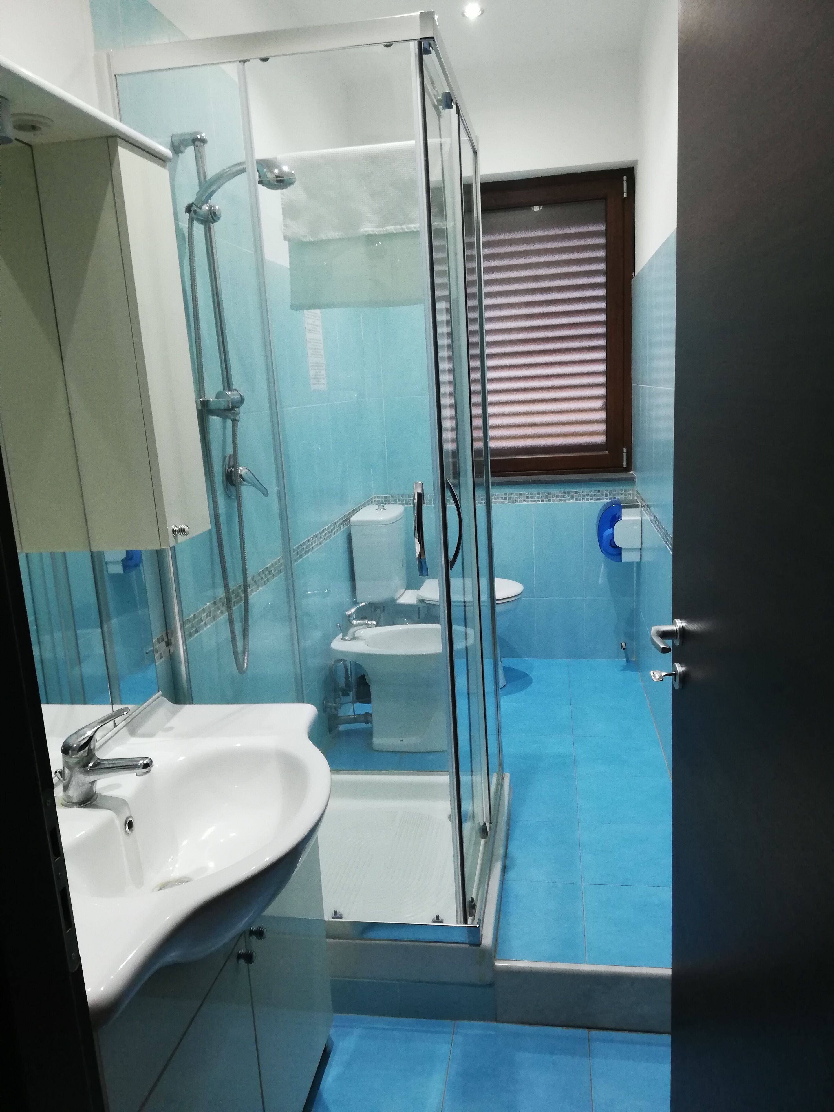 Habitación estándar con 1 cama doble o 2 individuales | Baño | Ducha, artículos de higiene personal gratuitos, secador de pelo y bidé