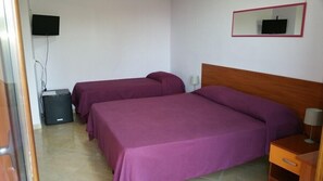 Camera tripla, vista montagna | Minibar, una cassaforte in camera, una scrivania