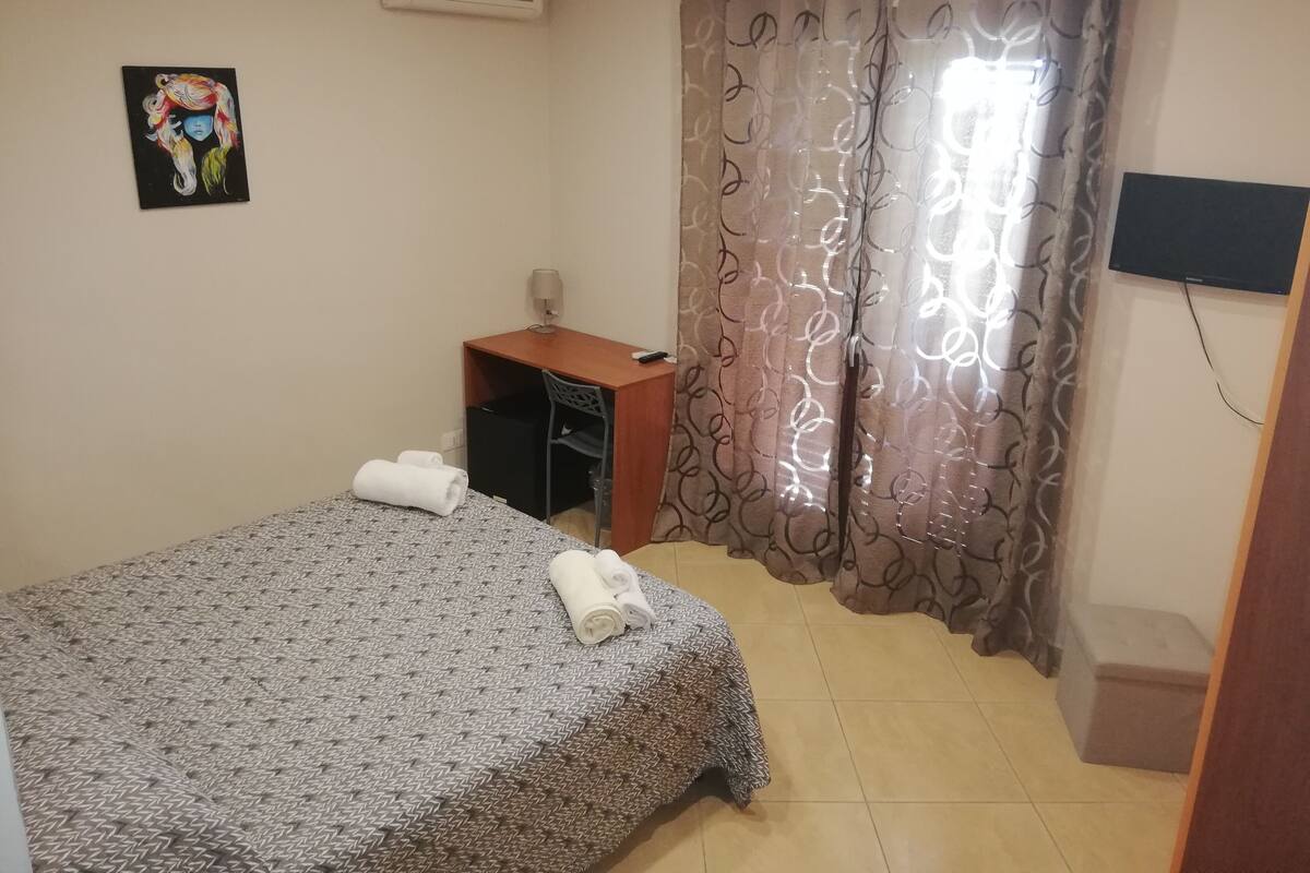 Kamar Double atau Twin Standar | Minibar, brankas, meja kerja, dan tempat tidur bayi gratis
