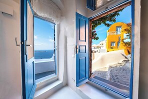 Helios Cave House,Panoramic Sea, City and Sunset view, Private Outdoor Hot Tub