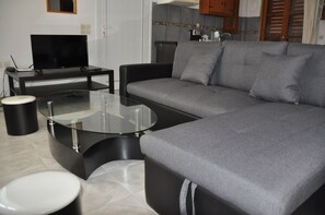 Apartamento superior, 2 quartos, vista para o mar, ao lado da praia | Sala de estar