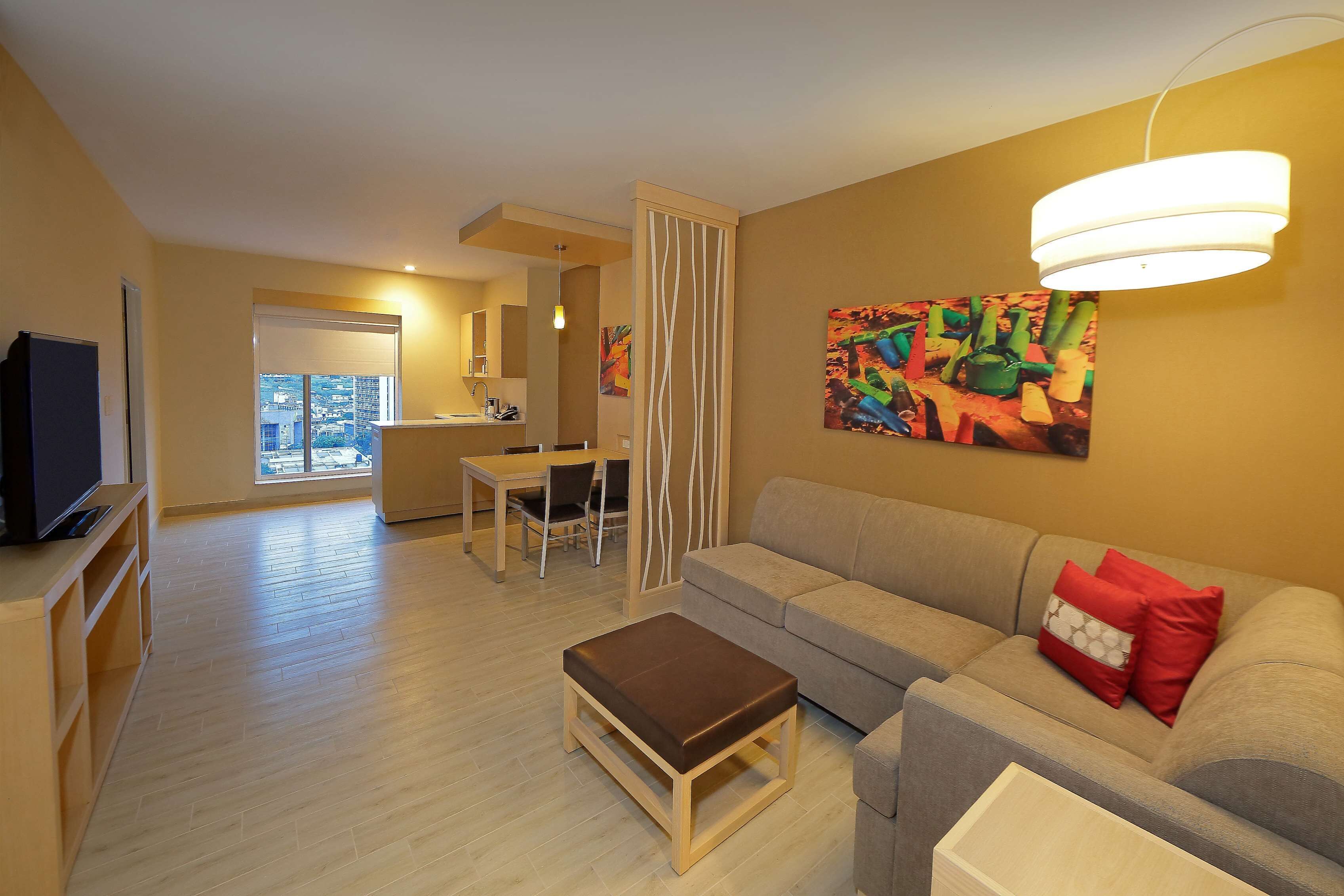 Zimmersafe, Schreibtisch, Verdunkelungsvorhänge, schallisolierte Zimmer