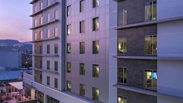 Fachada de la propiedad por la tarde o noche