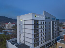 Un hotel moderno de varios pisos con un letrero llamativo de 'Hyatt Place'.