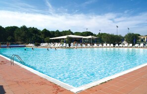 Piscine extérieure (ouverte en saison), chaises longues