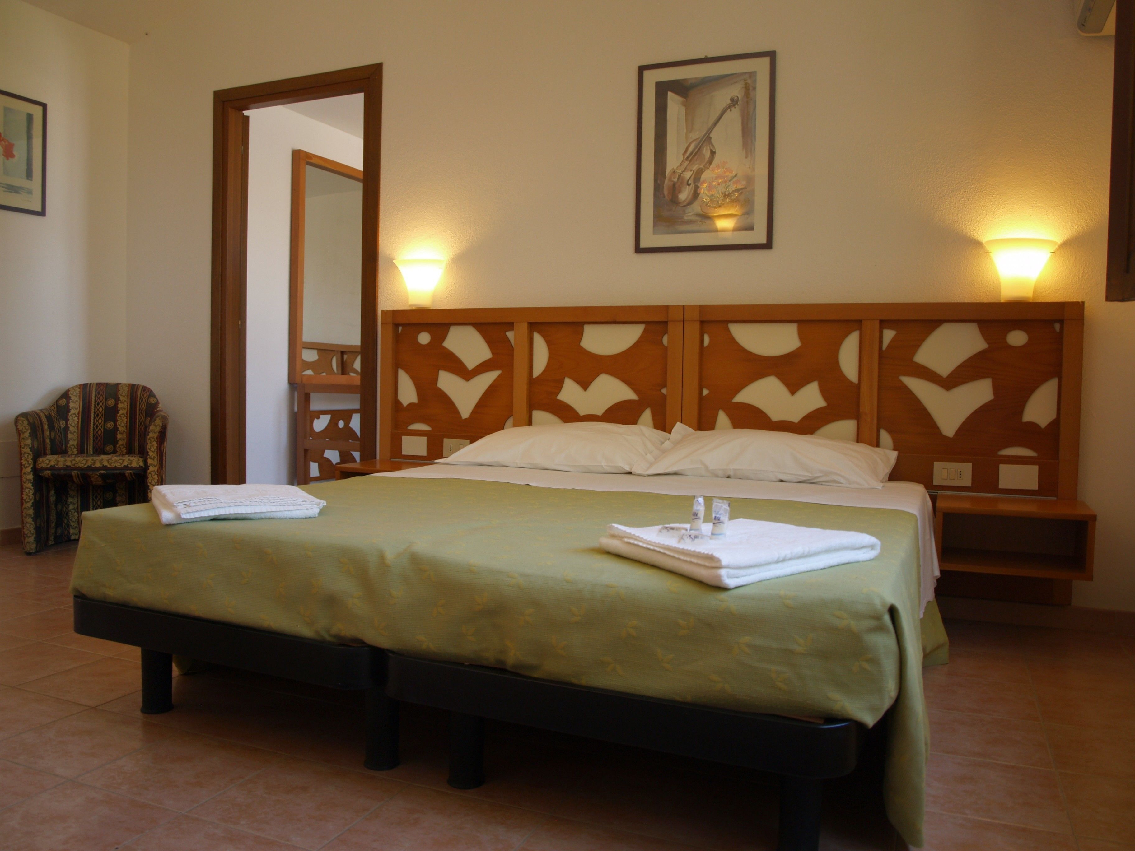 Lits bébé (en supplément), draps fournis