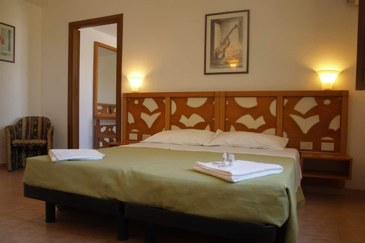Cots/infant beds, bed sheets