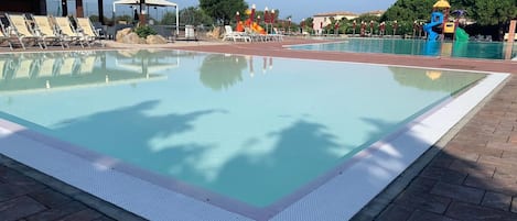 Piscine extérieure, chaises longues