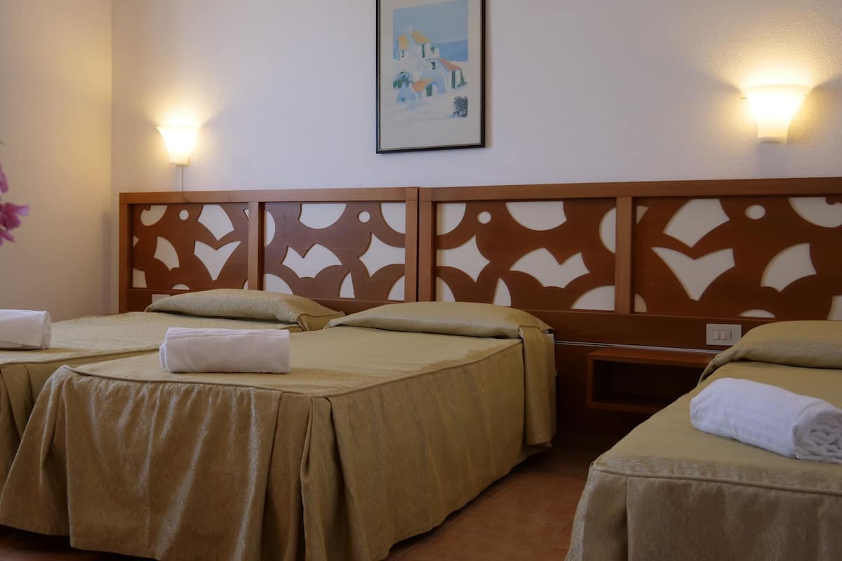 Standard Triple Room | Cots/infant beds, bed sheets