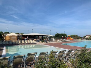 Piscina externa sazonal, espreguiçadeiras