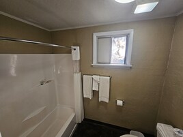 Bañera con ducha, artículos de tocador gratuitos, toallas