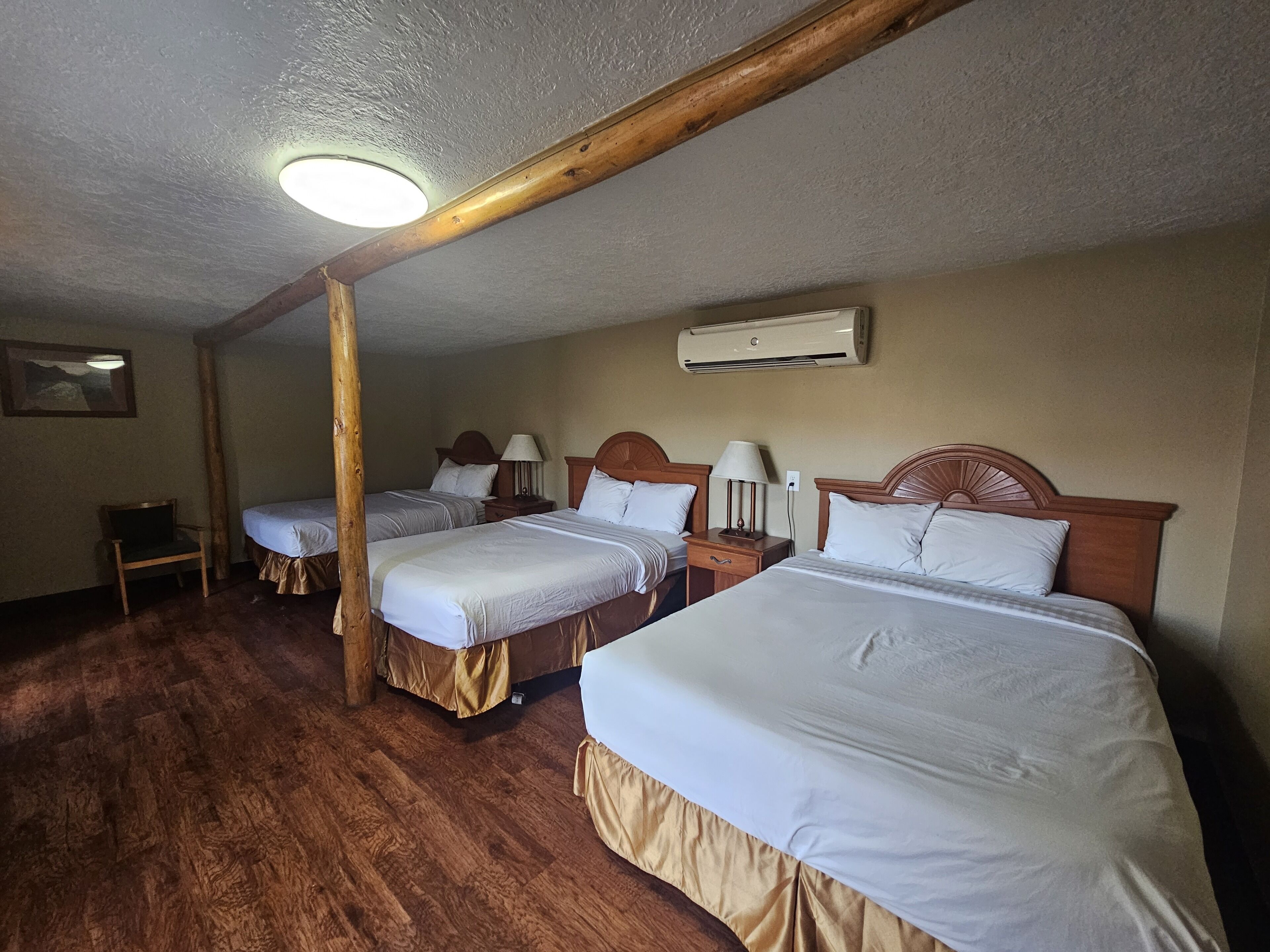 Habitación, varias camas | Wifi gratis y ropa de cama